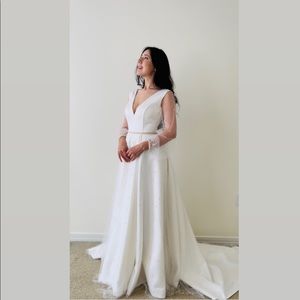 Never Worn Pearl Bishop Sleeve Wedding Dress